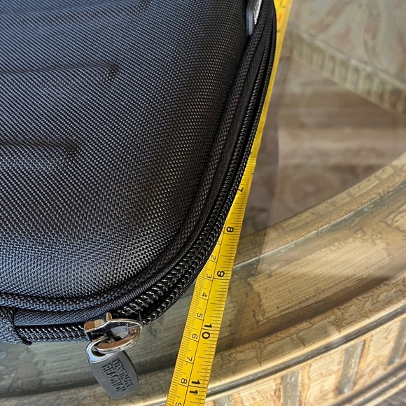 Kenneth Cole Black Mini Laptop Cushioned Bag 14” X 10.75” - Picture 6 of 10